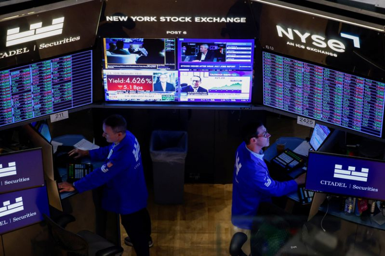 Des traders travaillent à la Bourse de New York (NYSE) à New York.