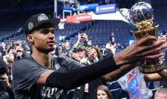 Le basketteur Victor Wembanyama des San Antonio Spurs montre aux supporters son trophée après avoir été nommé MVP de la finale de Conférence ouest et avoir battu les Oklahoma City Thunder, le 30 mai 2026 à Oklahoma City, aux Etats-Unis ( GETTY IMAGES NORTH AMERICA / Christian Petersen )