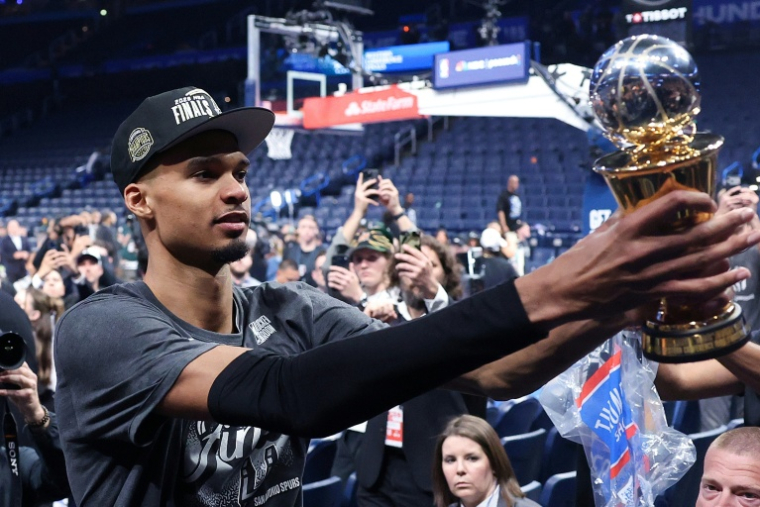 Le basketteur Victor Wembanyama des San Antonio Spurs montre aux supporters son trophée après avoir été nommé MVP de la finale de Conférence ouest et avoir battu les Oklahoma City Thunder, le 30 mai 2026 à Oklahoma City, aux Etats-Unis ( GETTY IMAGES NORTH AMERICA / Christian Petersen )