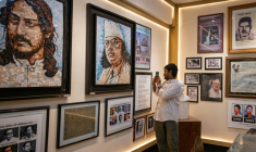 Un visiteur devant des photos exposées au musée de la maison des étudiants de l'Université de Dacca, le 17 septembre 2026 au Bangladesh ( AFP / Salahuddin AHMED )