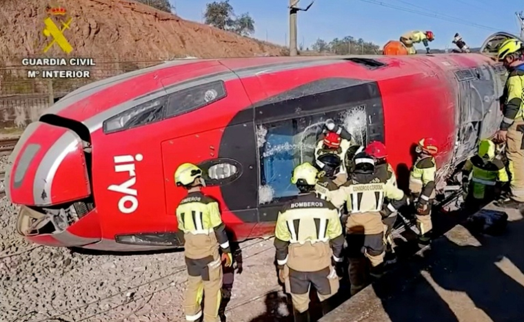 Image tirée d'une vidéo fournie le 19 janvier 2026 par la Guardia Civil espagnole montrant des secouristes sur le lieu du déraillement d'un train à grande vitesse Iryo, percuté par un autre train, à Adamuz, dans le sud de l'Espagne ( Guardia Civil / Handout )