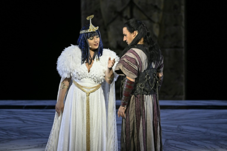 Emanuela Pascu (G), la soliste interprétant le rôle d'Amneris, auprès du tenor grec Angelo Samartzis (D), jouant celui de Ramades, sur la scène installée sur la pelouse du stade de Metz lors d'une répétition de l'opéra "Aïda" de Verdi, le 4 juin 2025 ( AFP / Jean-Christophe VERHAEGEN )