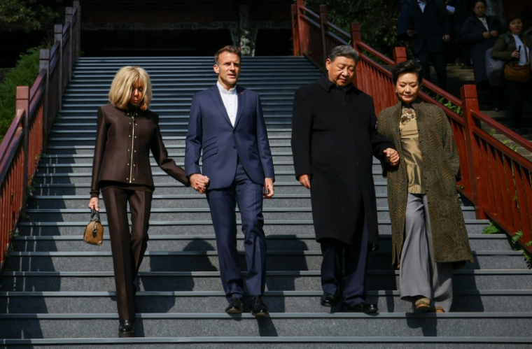 Le président français Emmanuel Macron (2e g), son épouse Brigitte Macron (g), le président chinois Xi Jinping (2e d) et sonépouse Peng Liyan (d) visitent le site séculaire du barrage du Dujiangyan, dans la province du Sichuan, le 5 décembre 2025  ( POOL / Sarah Meyssonnier )