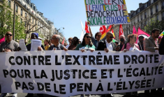 FRANCE: LA POLICE TIRE DES GAZ LACRYMOGÈNES LORS D'UNE MANIFESTATION CONTRE L'EXTRÊME DROITE À PARIS