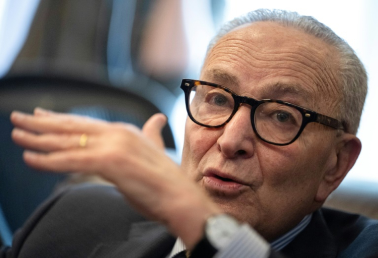 Le chef de la minorité démocrate au Sénat, Chuck Schumer, parle à la presse au Capitole de Washington, le 8 octobre 2025 ( AFP / ANDREW CABALLERO-REYNOLDS )