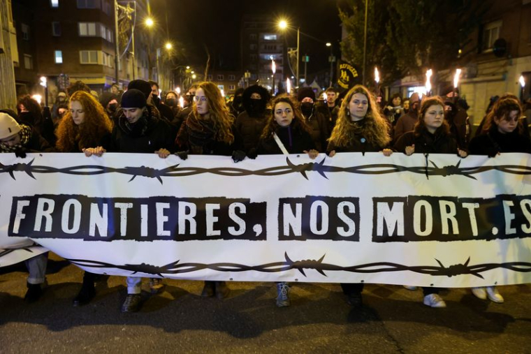 Des personnes lors d'un hommage à Dunkerque aux 27 migrants qui ont péri dans le naufrage d'un bateau dans la Manche en novembre 2021