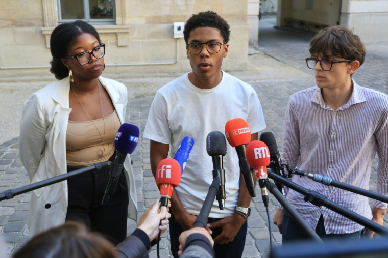 La présidente de Renouveau lycéen Daphnée Dié (g), le président du CA de Renouveau lycéen Nathanaël Combary (c) et le vice-président des Lycéens! Louis Letoublon devant le ministère de l'Education nationale à Paris, le 2 octobre 2026 ( AFP / Ludovic MARIN )