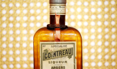 Une bouteille de Cointreau dans une distillerie de Saint-Barthélemy-d'Anjou, près d'Angers