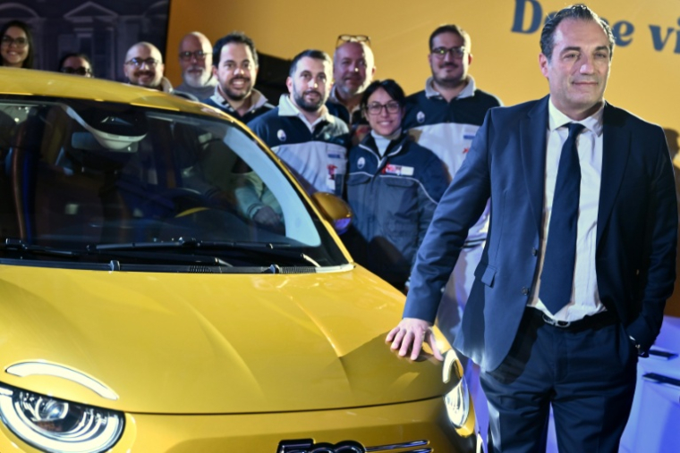 Le DG de Stellantis Antonio Filosa présente la nouvelle Fiat 500 hybride dans l'usine Fiat de  Mirafiori à Turin, le 25 novembre 2025. ( AFP / MARCO BERTORELLO )