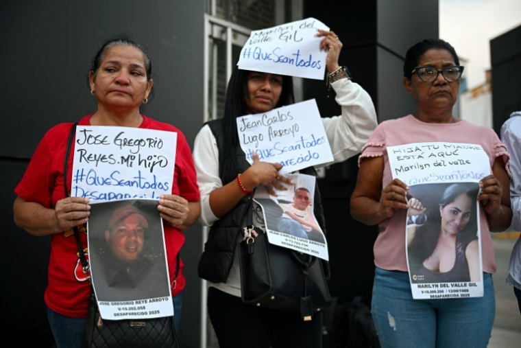 Des proches de prisonniers politiques devant la prison d'El Helicoide à Caracas, le 10 janvier 2026 ( AFP / Federico PARRA )