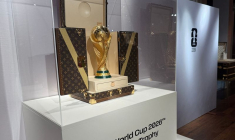 Coupe du monde de la FIFA 2026 - Une réplique du trophée de la Coupe du monde est exposée dans une malle Louis Vuitton spécialement conçue pour les trophées