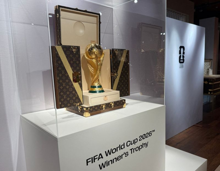 Coupe du monde de la FIFA 2026 - Une réplique du trophée de la Coupe du monde est exposée dans une malle Louis Vuitton spécialement conçue pour les trophées