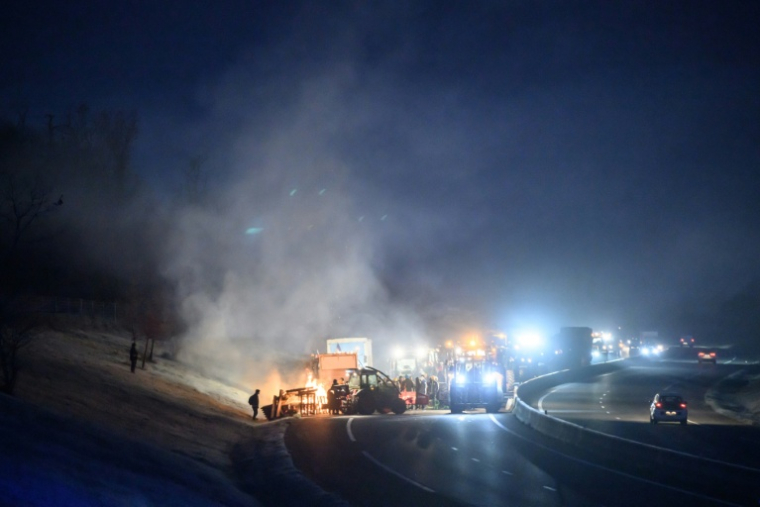 Des gendarmes bloquent un convoi d'agriculteurs près de Toulouse, le 7 janvier 2026 ( AFP / Ed JONES )