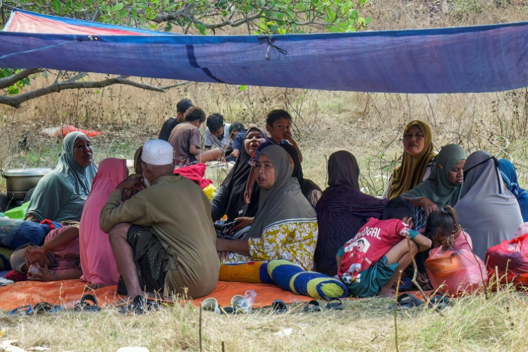 Des habitants ont passé la nuit dehors après le puissant séisme qui a secoué l'île indonésienne de Florès, dans l'est de l'archipel, le 16 août 2026 à Sikka, dans la province de Nusa Tenggara Est ( AFP / ARNOLD WELIANTO )