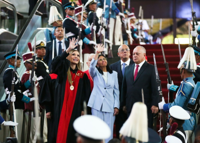 La présidente par intérim du Venezuela Delcy Rodríguez (au centre), entourée du ministre de l'Intérieur Diosdado Cabello et de la présidente de la Cour suprême Caryslia Rodriguez, le 30 janvier 2026 lors de la cérémonie du début de l'année judiciaire à Caracas ( Venezuelan Presidency / Wendys OLIVO )