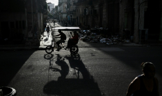 Un vélo-taxi circule dans une rue de La Havane pendant une vaste panne de courant, le 18 septembre 2026 ( AFP / YAMIL LAGE )