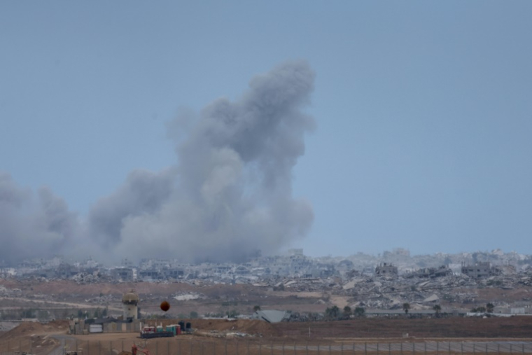 Une photo prise depuis le sud d'Israël, limitrophe de la bande de Gaza, montre un panache de fumée s'élèvant du site d'un bombardement israélien sur le territoire palestinien, le 9 octobre 2025 ( AFP / Ahmad GHARABLI )