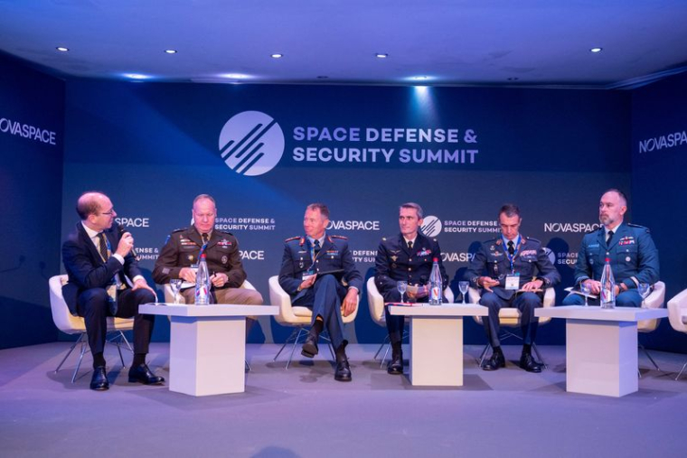 Responsables militaires occidentaux du secteur spatial lors d'une conférence organisée par Novaspace à Paris