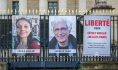Les portraits de Cécile Kohler et Jacques Paris, devant l'Assemblée nationale à Paris le 11 mars 2026 ( AFP / Martin LELIEVRE )