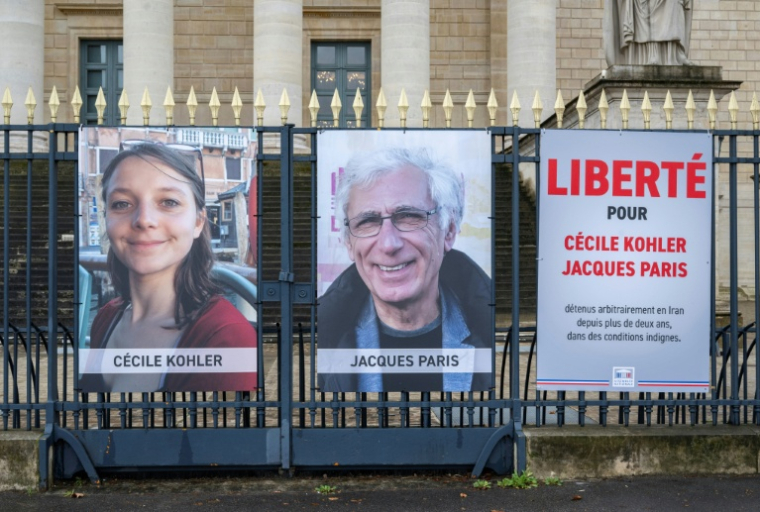 Les portraits de Cécile Kohler et Jacques Paris, devant l'Assemblée nationale à Paris le 11 mars 2026 ( AFP / Martin LELIEVRE )