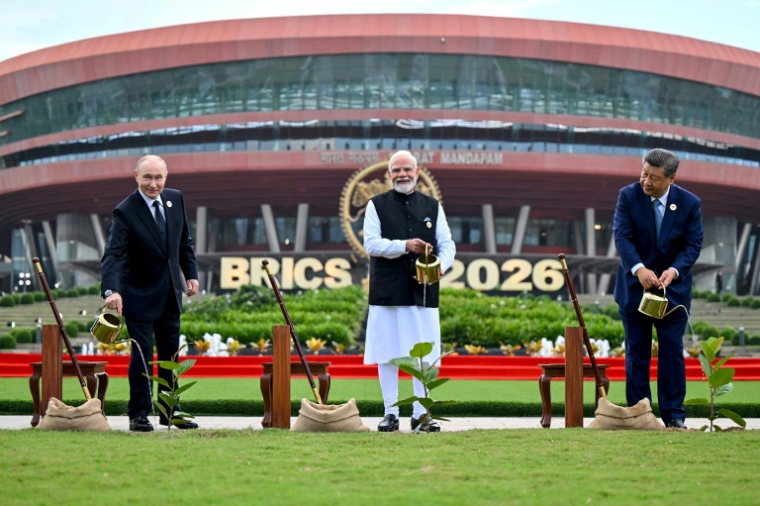 Photographie prise et diffusée le 12 septembre 2026 par le Bureau d'information de presse indien (PIB) montrant le président russe Vladimir Poutine (G), le Premier ministre indien Narendra Modi (C) et le président chinois Xi Jinping en train de planter symboliquement des arbres lors du sommet des Brics à New Delhi  ( Indian Press Information Bureau (PIB) / Handout )