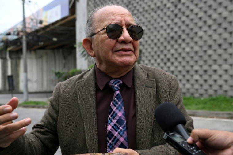 L'avocat salvadorien Salvador Rios s'adresse aux médias devant la Maison présidentielle après avoir présenté une pétition adressée au président du Salvador Nayib Bukele, le 5 mai 2025 à San Salvador ( AFP / MARVIN RECINOS )