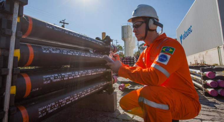 Un employé du groupe contrôle des tubes. (© Vallourec)