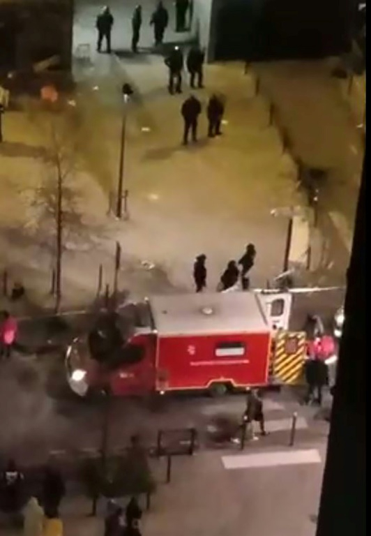 Image extraite d'une vidéo prise avec un portable et publiée le 3 janvier 2021 montrant les secours sur les lieux de la fusillade évacuant une des victimes, dans le quartier des Aubiers à Bordeaux ( AFP / - )