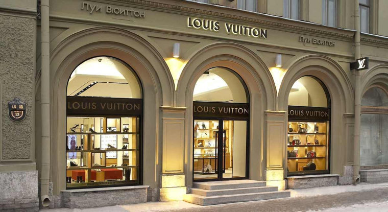 Le titre du groupe de luxe gagne 55% sur un an. (© LVMH)