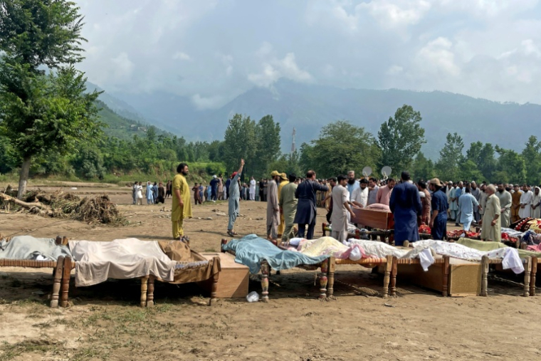 Les funérailles de victimes des violentes pluies de mousson dans le nord du Pakistan ont commencé dans la province de Khyber Pakhtunkhwa, le 16 août 2025 ( AFP / Aziz Buneri )