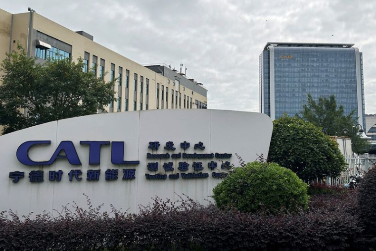 Une enseigne CATL se dresse à l'extérieur de son centre de recherche et développement et du siège social du fabricant chinois de batteries à Ningde