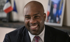 Le quintuple champion olympique de judo, Teddy Riner, interviewé au Pavillon France de l'Exposition universelle d'Osaka, le 13 septembre 2025 ( AFP / Richard A. Brooks )