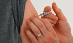 La campagne annuelle de vaccination contre la grippe et le Covid commence en France, les autorités sanitaires incitant fortement les 19 millions de Français concernés à se faire vacciner au même moment contre les deux maladies ( AFP / Jean-Christophe VERHAEGEN )