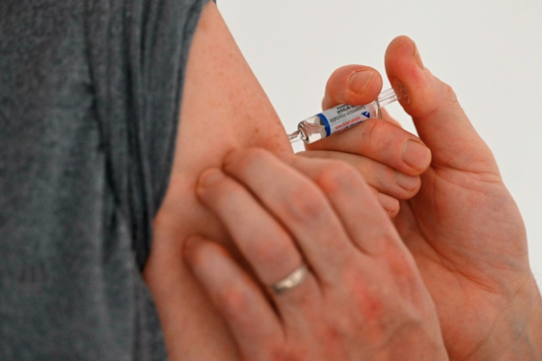 La campagne annuelle de vaccination contre la grippe et le Covid commence en France, les autorités sanitaires incitant fortement les 19 millions de Français concernés à se faire vacciner au même moment contre les deux maladies ( AFP / Jean-Christophe VERHAEGEN )