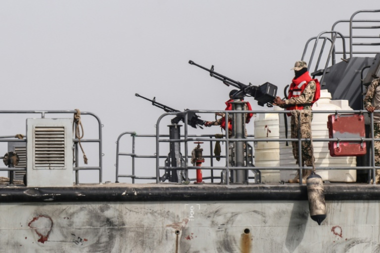 Soldats de la marine du gouvernement internationalement reconnu du Yémen, à bord d'un navire patrouillant au large des îles Hanish, en mer Rouge, le 27 juillet 2026. ( AFP / Khaled ZIAD )