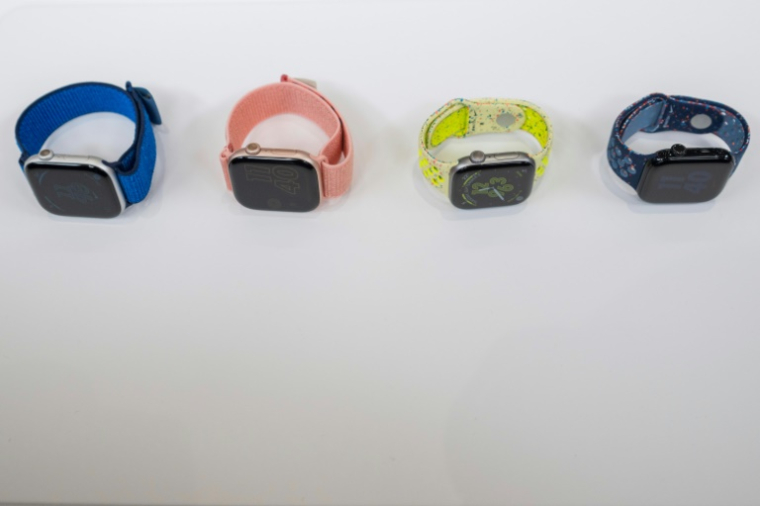 Les modèles Apple Watch Series 11 présentés lors de l'événement "Awe-Dropping" au Steve Jobs Theater ,sur le campus d'Apple Park à Cupertino, en Californie, le 9 septembre 2025 ( AFP / Nic Coury )
