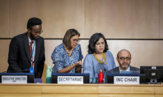 Le président des négociations sur la mise en place d'un traité portant sur la pollution plastique l'ambassadeur equatorien Luis Vayas Valdivieso, avant le début de la dernière réunion plénière qui a constaté l'échec de la négociation, le 15 aout 2025 ( AFP / Fabrice COFFRINI )