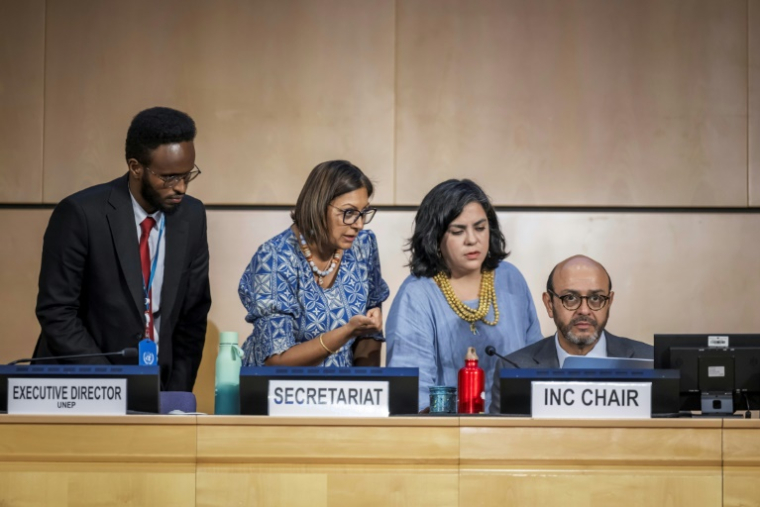 Le président des négociations sur la mise en place d'un traité portant sur la pollution plastique l'ambassadeur equatorien Luis Vayas Valdivieso, avant le début de la dernière réunion plénière qui a constaté l'échec de la négociation, le 15 aout 2025 ( AFP / Fabrice COFFRINI )