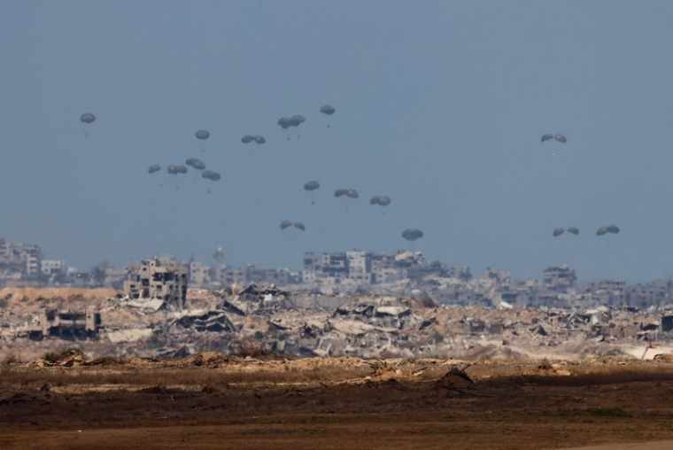 Un avion largue des colis d'aide humanitaire au-dessus de la bande de Gaza, vu d'Israël