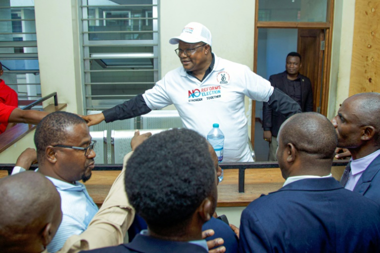 Le leader de l'opposition tanzanienne Tundu Lissu (au centre) salue des partisans au tribunal de Dar es Salaam (Tanzanie), le 10 avril 2025 ( AFP / ERICKY BONIPHACE )