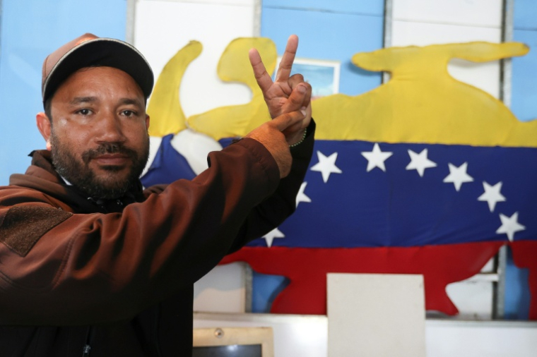 Willians, un membre des colectivos, des groupes paramilitaires vénézuéliens qui contrôlent les rues, le 6 janvier 2026 à Caracas ( AFP / Pedro MATTEY )