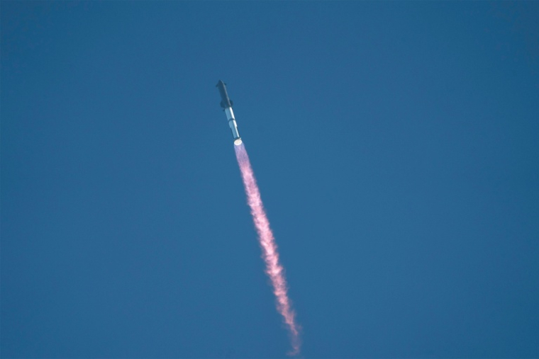 La mégafusée Starship de SpaceX décolle de la base Starbase, le 13 octobre 2025 au Texas ( AFP / Gabriel V. Cardenas )