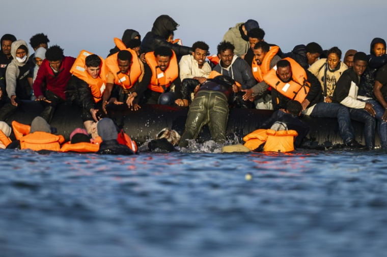 Des migrants montent à bord d'un bateau de passeurs pour tenter de traverser la Manche, au large de Gravelines, le 27 septembre 2025 dans le Nord ( AFP / Sameer Al-DOUMY )