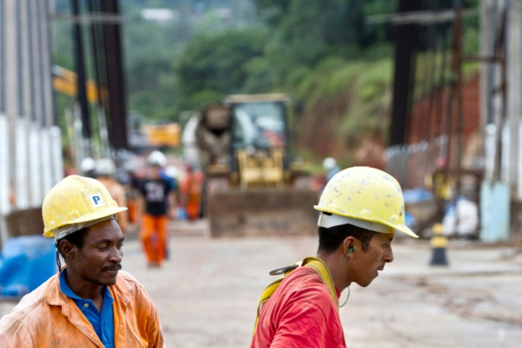 Des ouvriers travaillent sur le chantier du pont routier de l’Oyapock, à Saint-Georges-de-l’Oyapock, en Guyane, le 30 mai 2011 ( AFP / Jody AMIET )