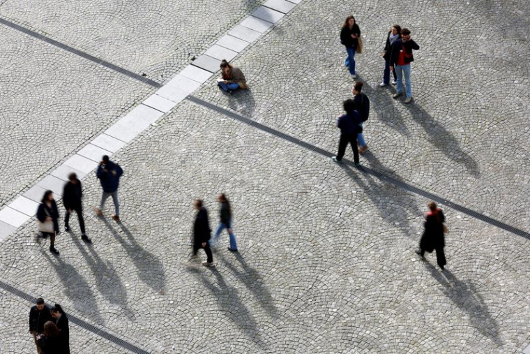 Des gens marchent dans une rue de Paris