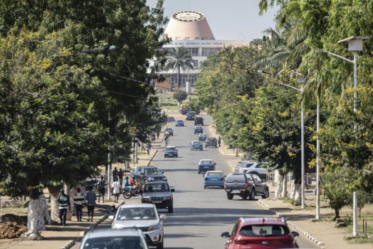 Des véhicules circulent sur une avenue menant à l'Assemblée nationale le 28 novembre 2025 à Bissau en Guinée-Bissau ( AFP / PATRICK MEINHARDT )