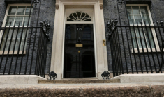 La porte du 10 Downing Street à Londres, résidence officielle et lieu de travail du Premier ministre du Royaume-Uni, le 21 juin 2026 ( AFP / Adrian DENNIS )