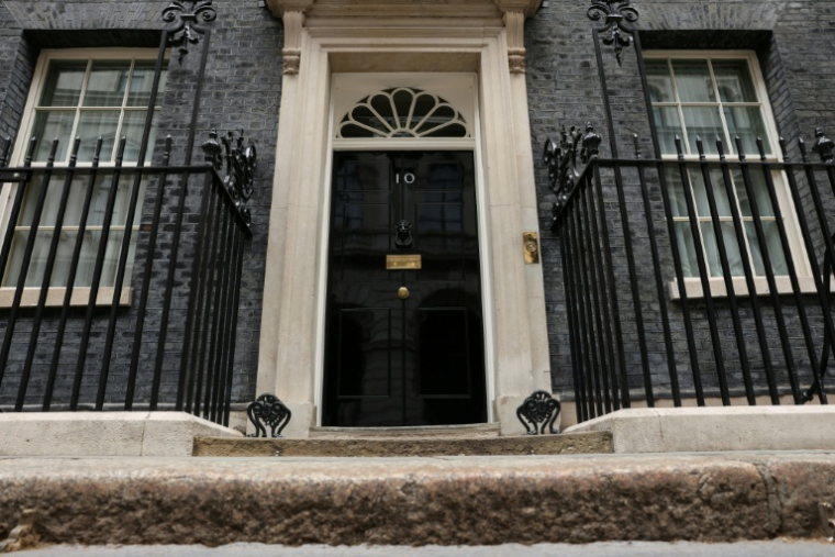 La porte du 10 Downing Street à Londres, résidence officielle et lieu de travail du Premier ministre du Royaume-Uni, le 21 juin 2026 ( AFP / Adrian DENNIS )