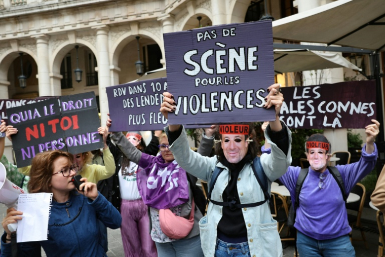Des membres du collectif féministe NousToutes manifestent contre la présence de Patrick Bruel sur une scène de théâtre, à Paris, le 3 juin 2026 ( AFP / Xavier GALIANA )