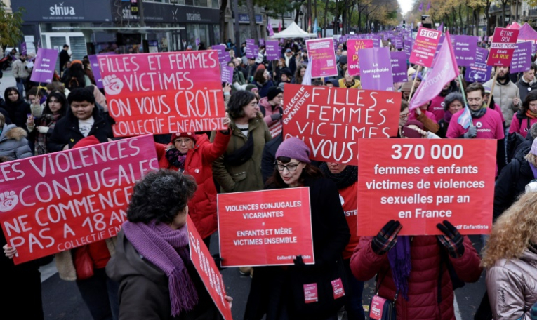 Manifestation contre les violences faites aux femmes le 23 novembre 2024 à Paris ( AFP / STEPHANE DE SAKUTIN )